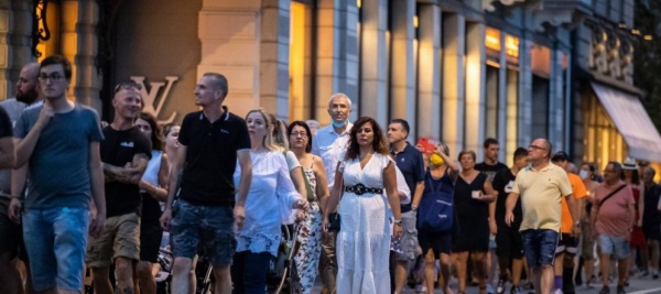 Una fiaccolata in piazza per Marco Borradori - Ticinonline