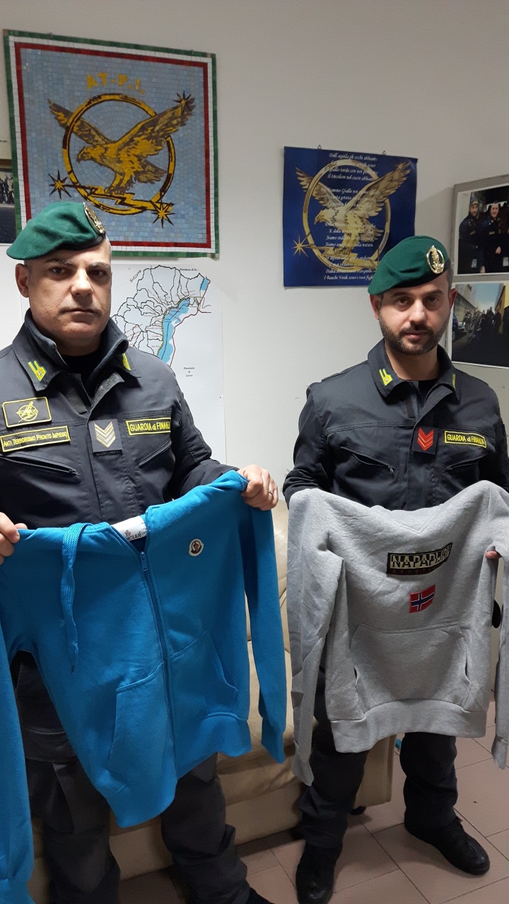Mercato del falso nel centro di Como - Ticinonline